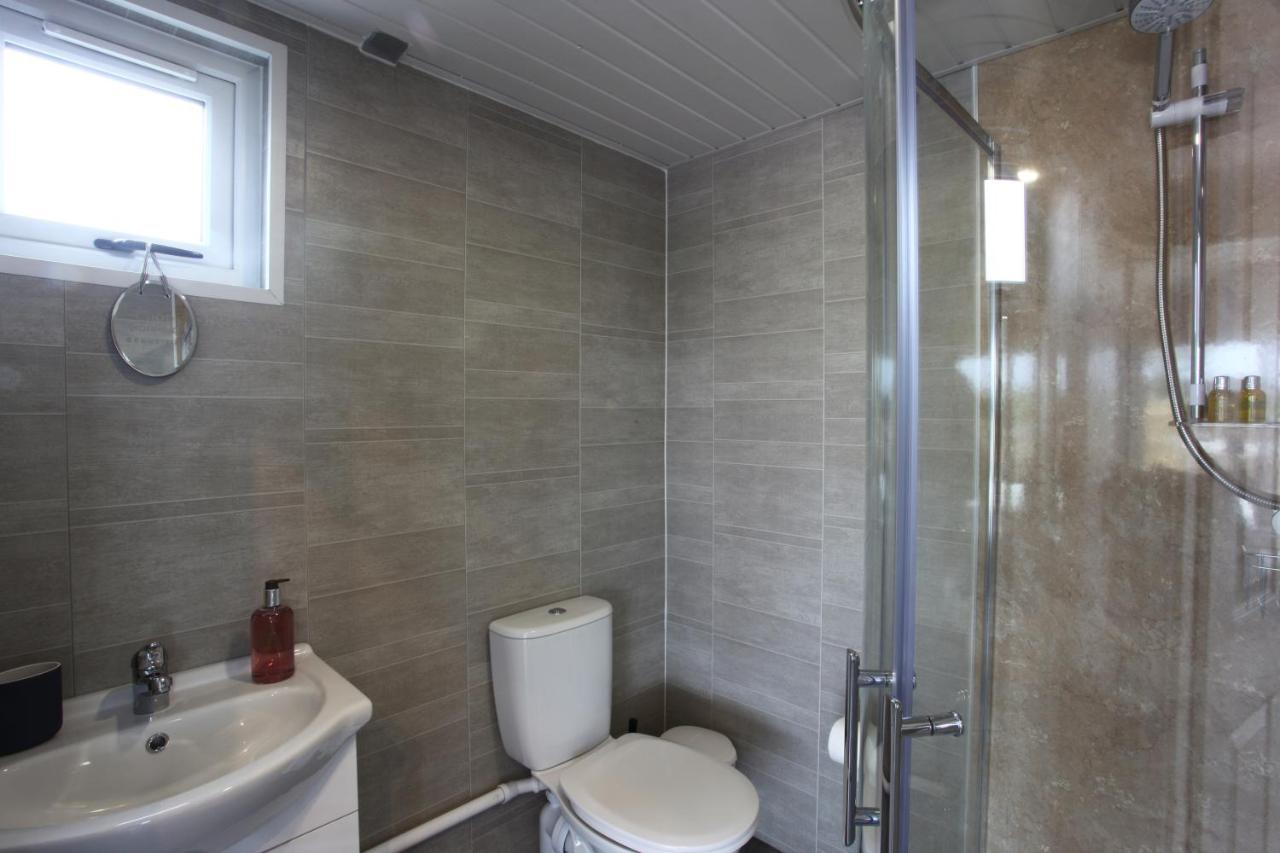 Deerfin Rentals Private Chalet with Hot Tub Ballymena Buitenkant foto
