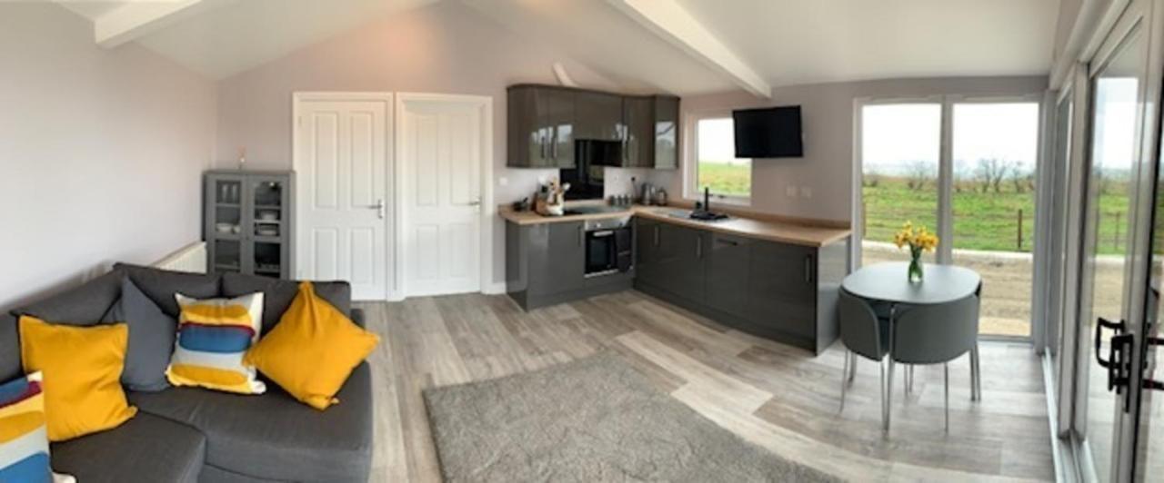 Deerfin Rentals Private Chalet with Hot Tub Ballymena Buitenkant foto