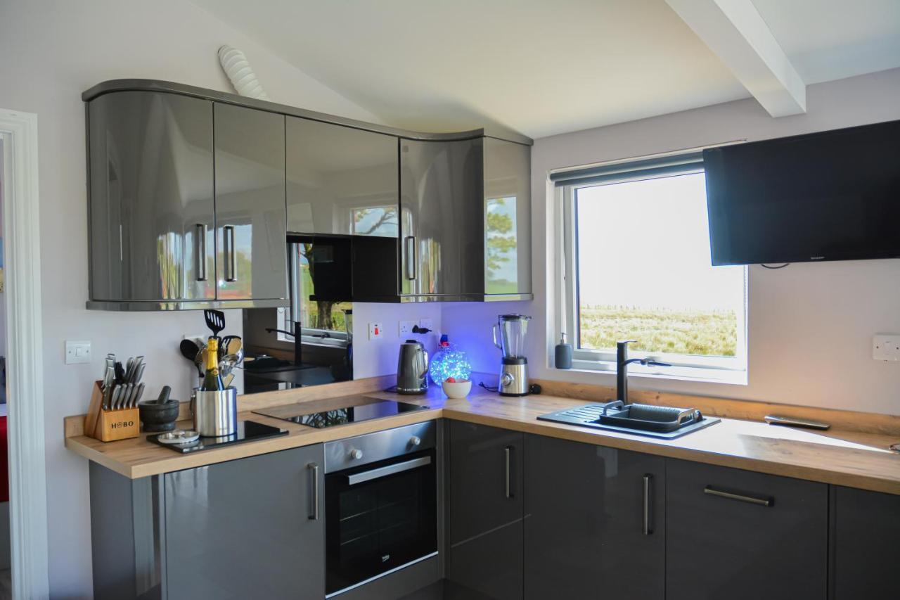 Deerfin Rentals Private Chalet with Hot Tub Ballymena Buitenkant foto