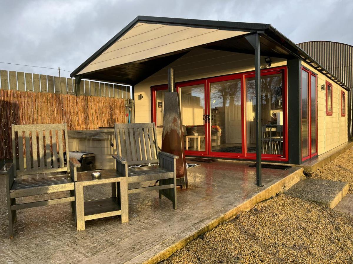 Deerfin Rentals Private Chalet with Hot Tub Ballymena Buitenkant foto
